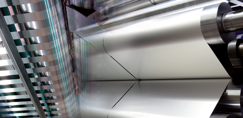 Bildcollage von rotierenden Walzen mit eingespannten Aluminiumfolien